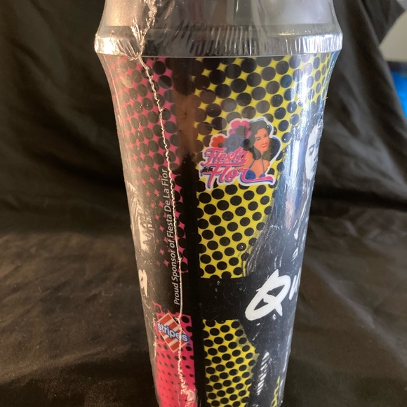 BNWT Whirley Drink Works Queen Of Cumbia Selena Plastic Cup Multicolor - Picture 3 of 5